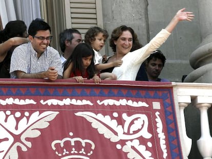 Ada Colau saluda els castellers des del balc&oacute; de l&#039;Ajuntament.