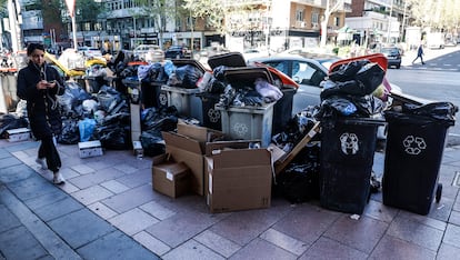 Basura acumulada en la calle Orense, este jueves.