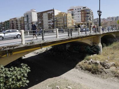 El puente de Armiñan en el barrio de La Goleta, en Málaga. 