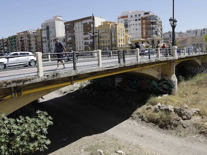 El puente de Armiñan en el barrio de La Goleta, en Málaga. 
