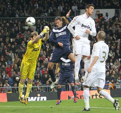 Demichelis marca para el Málaga en el partido de ida entre Casillas, Cristiano y Pepe.