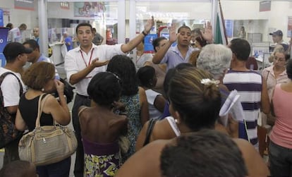 Funcion&aacute;rios pedem calma a clientes em uma ag&ecirc;ncia do Bradesco no Rio de Janeiro. 