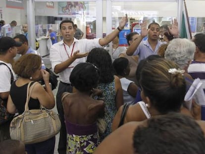 Funcionarios piden tranquila a clientes en una agencia del Bradesco en el Río de Janeiro.