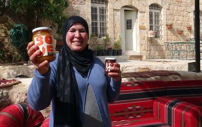 Seham Bani Mostafa posa ante la casa Bait Khayrat con las mermeladas que produce la cooperativa de mujeres de Souf.