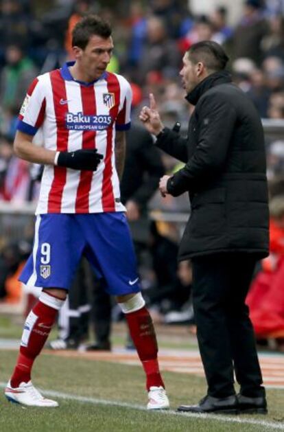 Mandzukic charla con Simeone.