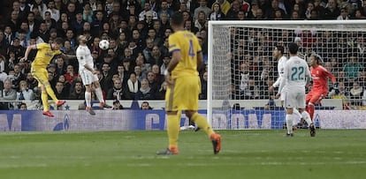 El delantero croata de la Juventus, Mario Mandzukic (i), remata a puerta para marcar su segundo gol.