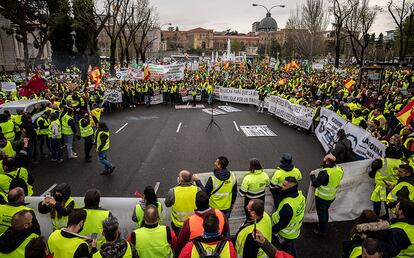 Concentración de camioneros ante el Ministerio de Transporte en Madrid, este viernes. El Ejecutivo se compromete a subvencionar con 20 céntimos de euros cada litro de gasoil, un descuento que se aplicará desde el 1 de abril hasta el 30 de junio, aunque con carácter prorrogable según la evolución del precio del carburante.