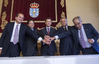 Los protagonistas de la firma del contrato con Pemex, con el presidente de la Xunta en el centro.