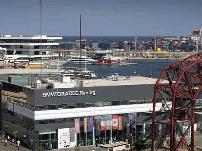 El puerto de Valencia con el choque de intereses industriales y lúdicos de fondo.