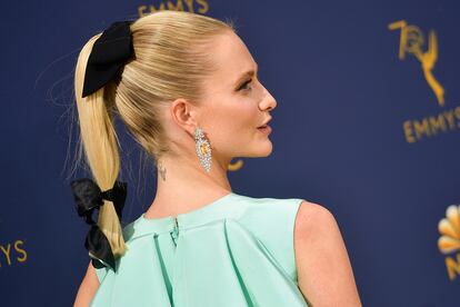 Poppy Delevingne, acompañó su vestido alta costura de Giambattista Valli, con una coleta sellada por dos lazos de terciopelo negro. Una opción perfecta para invitadas o de cara a la época de eventos navideños.