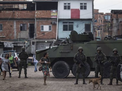 Militares do Exército durante ação na favela Kelson's, em fevereiro deste ano.