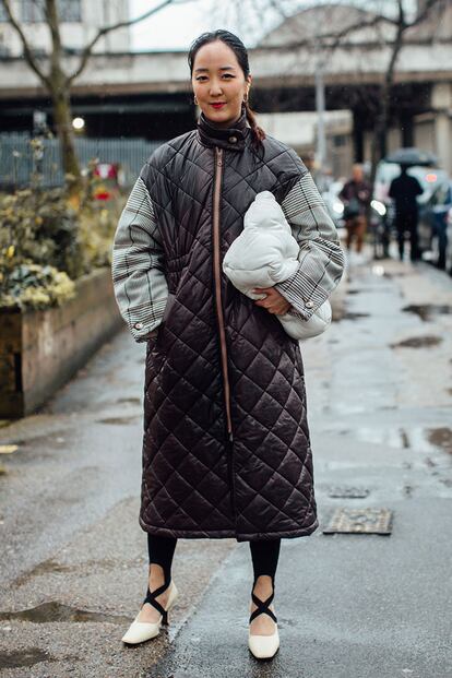 Muchos de los abrigos extralargos con los que editoras de moda e influencers han hecho frente al frío estos díescondían más ejemplos del nuevo furor por los leggings. Las versiones más elegantes sustituyen cualquier reminiscencia deportiva por un fuseau cruzado a modo decorativo.