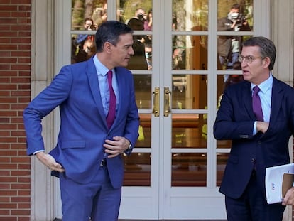 Pedro Sánchez y Alberto Núñez Feijóo, el 7 de abril de 2022, en el Palacio de La Moncloa.