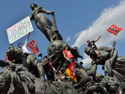 Un ciudadano muestra una pancarta contra las leyes antisociales subido al Triunfo de La República, en la plaza de la Nación de París en Junio de 2014.