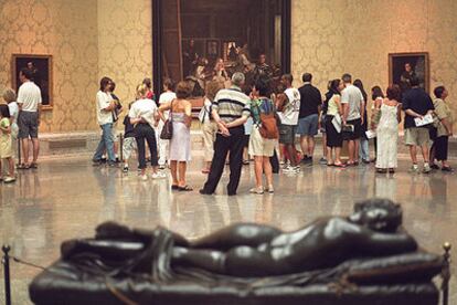 Turistas ante <i>Las meninas</i> en el Museo del Prado.
