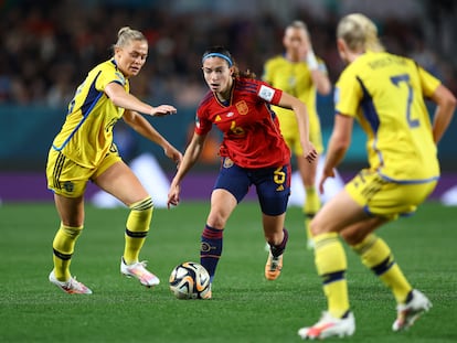 Aitana Bonmatí conduce el balón ante el acoso de las jugadoras de Suecia.