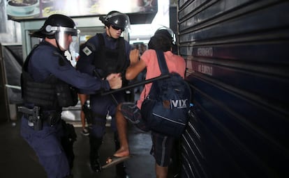 Policiais agridem manifestante em Brasília. 