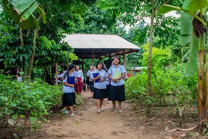Algunas alumnas y alumnos de minorías birmanas terminan una de sus clases.