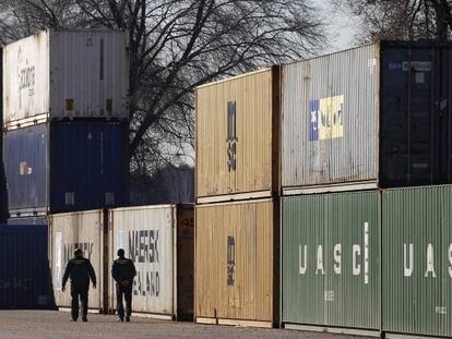 Contenedores de mercancías procedentes de China apilados en las instalaciones ferroviarias de Madrid.