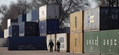 Contenedores de mercancías procedentes de China apilados en las instalaciones ferroviarias de Madrid.