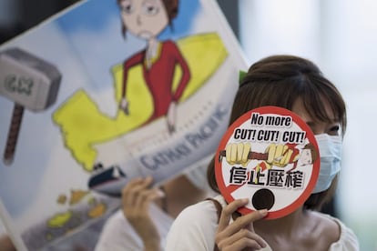 Los auxiliares de vuelo de la aerolnea Cathay Pacific protestan por los salarios y las condiciones de trabajo, en el aeropuerto de Hong Kong, China.