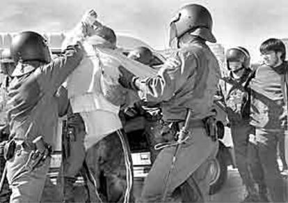 Un miembro de la plataforma <i>Salvem l'Horta</i> es detenido, ayer, por dos miembros de la Policía Nacional en una manifestación contra las obras de la Ronda Norte.