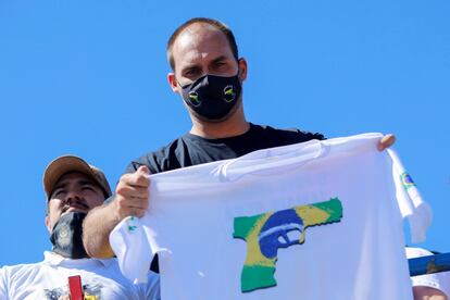 Eduardo Bolsonaro durante protesto pró-armas em Brasília, em julho de 2020.