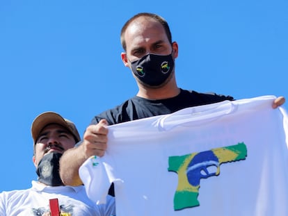 Eduardo Bolsonaro durante protesto pró-armas em Brasília, em julho de 2020.