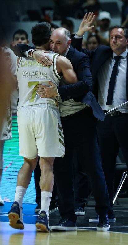 Pablo Laso, entrenador del Real Madrid se abraza a Campazzo en un momento de la final de la Copa del Rey de Baloncesto.