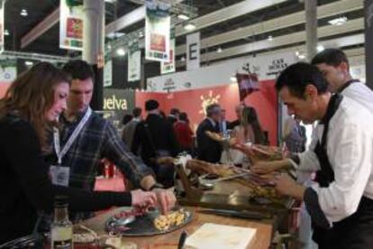 Unos visitantes en el pabellón Intercarn, durante la tercera jornada del salón Alimentaria que se celebra en Barcelona. EFE/Archivo