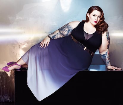 Tess Holliday é uma das que exalta o uso do termo “tamanhos grandes”. Holliday tem 54 anos e mede 1m68: é a mulher mais baixa e volumosa que trabalha profissionalmente como modelo. “Sou uma firme defensora de chamar as coisas por seu nome e não vi ninguém perder o sono porque alguém lhes disse que seu tamanho é XXL”, disse a modelo à ‘Paper Magazine’. Em 2015 se tornou a primeira modelo de tamanho 54 a ser contratada por uma grande agência. Além disso, fundou o movimento @EffYourBeautyStandards para propiciar que as pessoas se identifiquem e aceitem a si mesmas, seja qual for seu ‘tamanho corporal’.