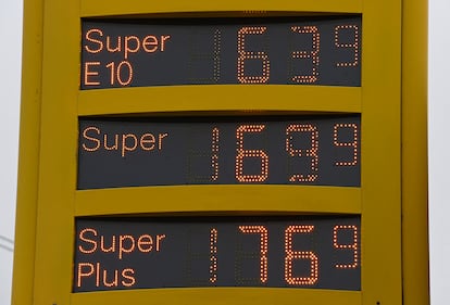 Precios de combustible en una gasolinera de Dortmund, Alemania.