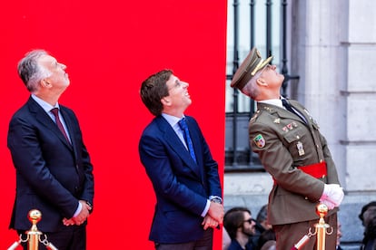 Ángel Víctor Torres (a la izquierda), ministro de Política Territorial, y José Luis Martínez-Almeida, alcalde de Madrid, observan la Patrulla Águila.