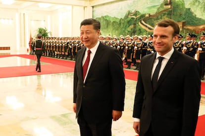 El presidente francés, Emmanuel Macron, junto a su homólogo chino, Xi Jinping, el pasado día 9 en Pekín.