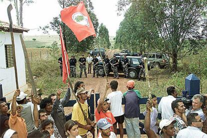 La policía brasileña impide la ocupación de una finca por trabajadores sin tierra.