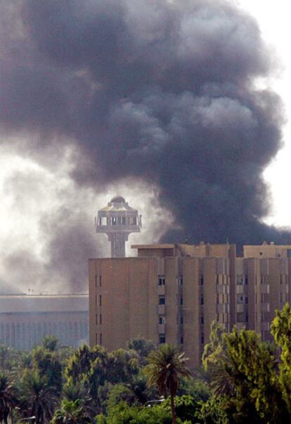 Imagen de la columna de humo que se elevaba del complejo tras las explosiones.