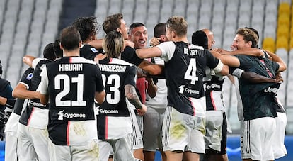 Los jugadores de la Juventus festejan el título de liga en el campo.