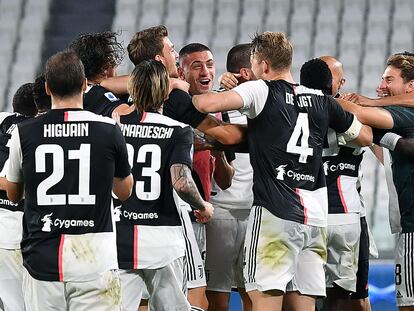 Los jugadores de la Juventus festejan el título de liga en el campo.