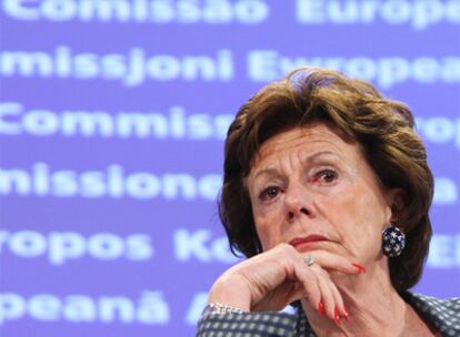 La comisaria europea Neelie Kroes, durante la reunión de Competencia ayer en Bruselas.