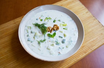 La mezcla de yogur y agua suena rara pero está muy rica