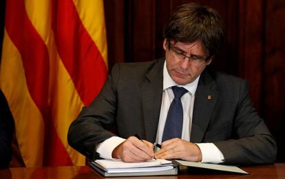 Carles Puigdemont signant el decret del referèndum.