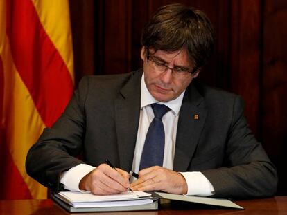 Carles Puigdemont signant el decret del referèndum.