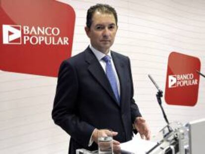 El consejero delegado del Banco Popular, Francisco Gómez, durante la rueda de prensa que ha ofrecido para presentar los resultados trimestrales en la que ha asegurado que la entidad decidirá en las últimas semanas del año si restablece el dividendo, después de que hace un año aprobara un plan de recapitalización con el que sanear su déficit de capital, que incluía su supresión.