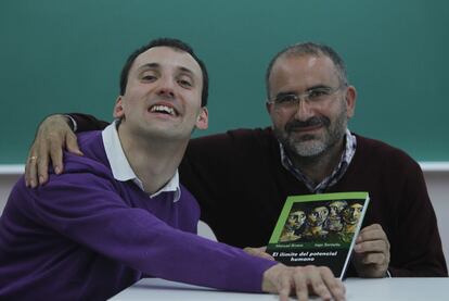 Iago Santalla y Manuel Rivero posan con su libro <i>El ilímite del potencial humano </i>en la Universidad de Deusto.