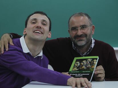 Iago Santalla y Manuel Rivero posan con su libro <i>El ilímite del potencial humano </i>en la Universidad de Deusto.