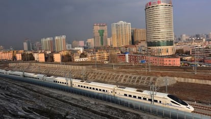 Un tren CRH de alta velocidad viaja por Urumqi, China.