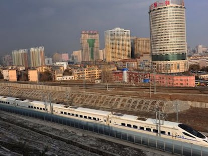 Un tren CRH de alta velocidad viaja por Urumqi, China.