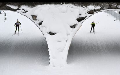 Dos atletas en la prueba de sprint femenino de la Copa del Mundo de Biatlón disputada en Hochfilzen (Austria).