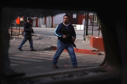 Policía vestidos de civil después del tiroteo en Apatzingan.