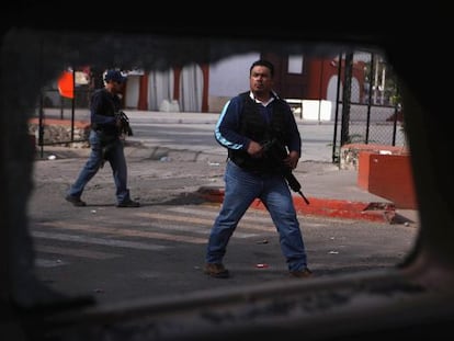 Polic&iacute;a vestidos de civil despu&eacute;s del tiroteo en Apatzingan. 